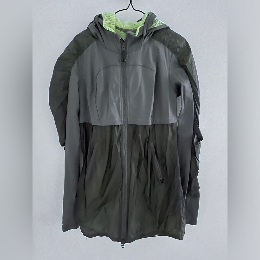 Lululemon Super Tracker
Jacket gray and yellow size 8